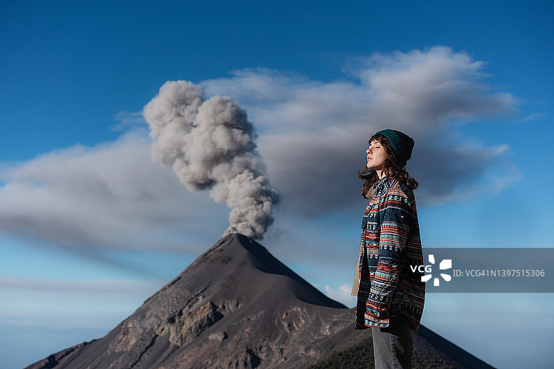 危地马拉富埃戈火山喷发背景下的女人图片素材
