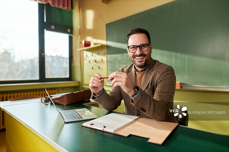 快乐的男老师在教室里图片素材