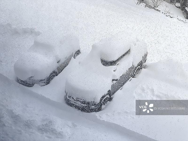 白雪覆盖的汽车图片素材
