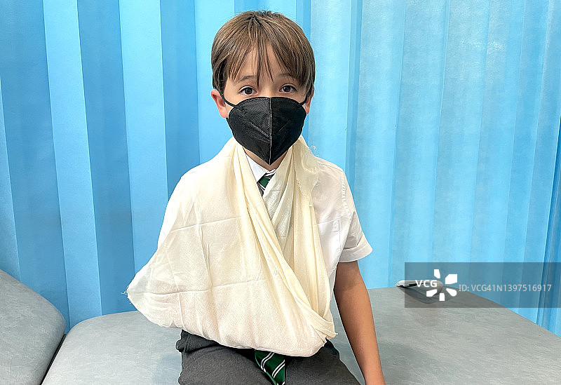 手臂骨折住院的男学生图片素材