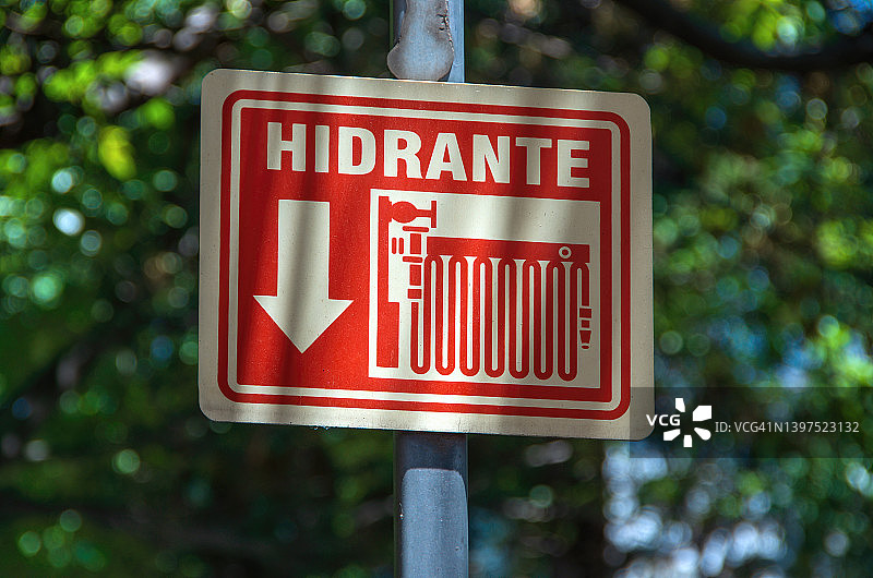 城市街道上的西班牙语消防栓标志图片素材