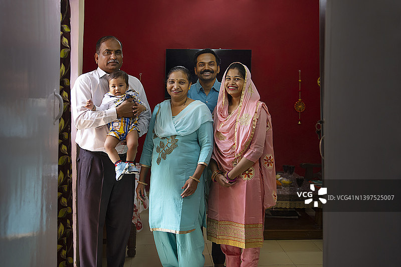 幸福的印度家庭成员合影图片素材