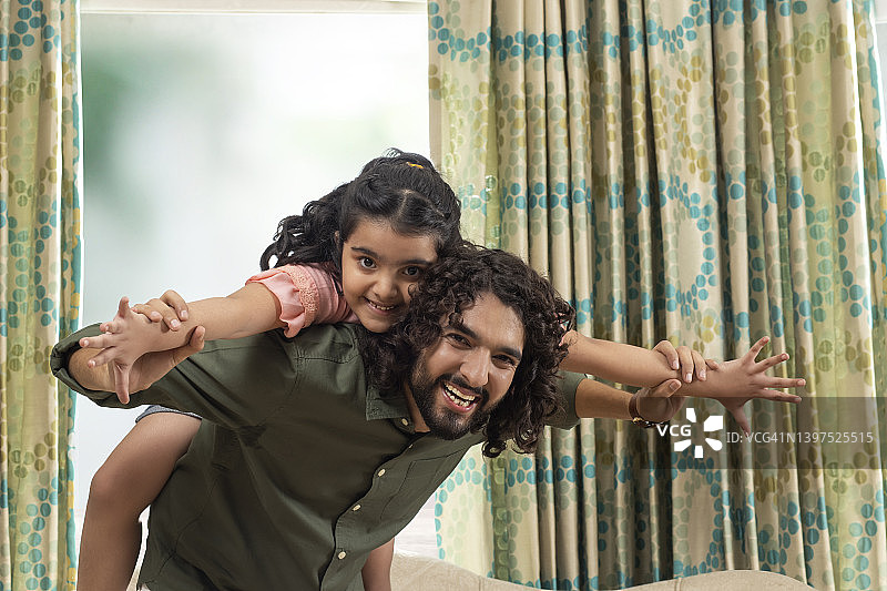 父亲节，父女在家中休闲玩耍图片素材