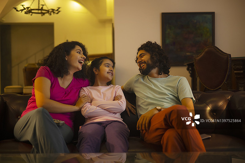 情侣和女儿在客厅沙发上玩耍图片素材