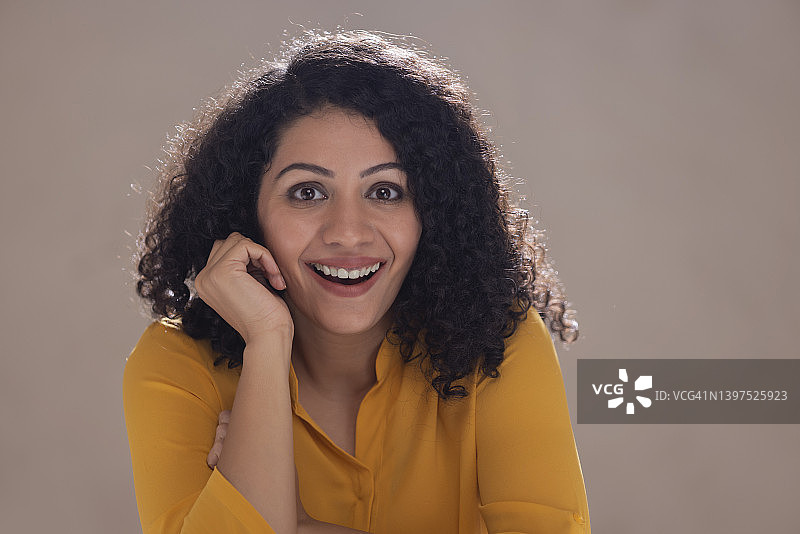 兴奋的年轻女子惊讶地看着镜头图片素材