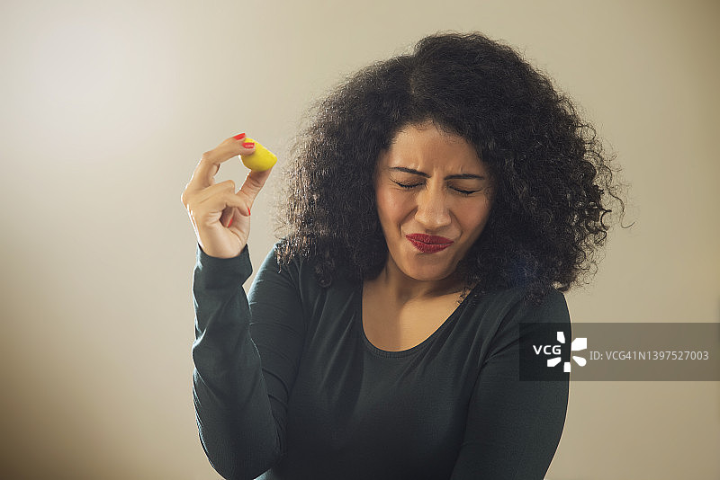 女人吃酸柠檬后的表情图片素材
