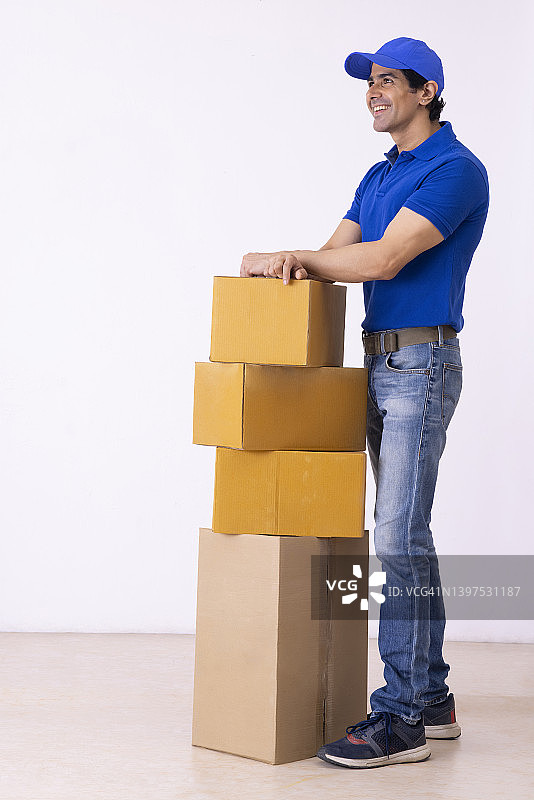 搬运纸箱的快递员图片素材