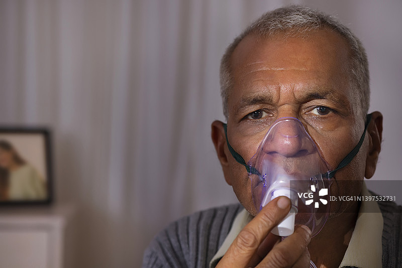 在家戴着氧气面罩的年长男人特写图片素材