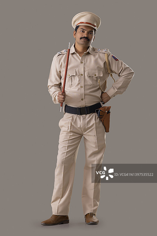 手持警棍的印度警察肖像图片素材