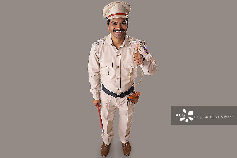 印度警察展示拇指手势的顶角视图图片素材