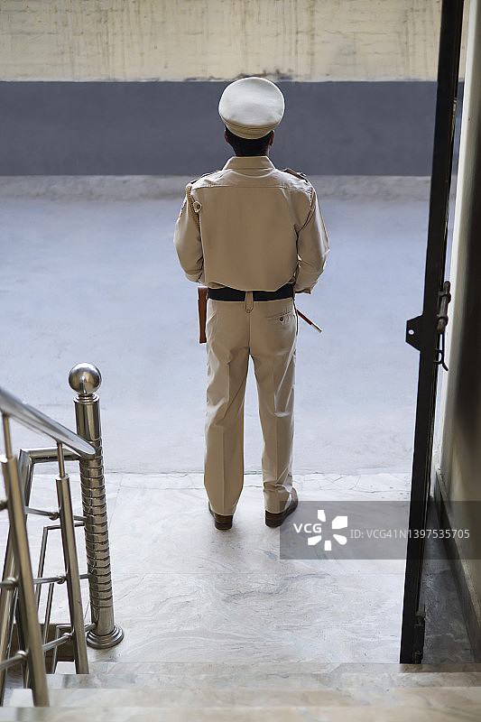 印度警察站在门口的背影图片素材