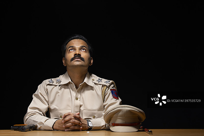 在警察局里坐着的印度警察画像图片素材