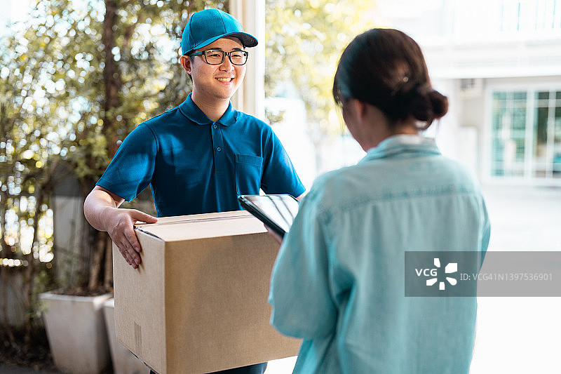 亚洲邮递员送货上门图片素材