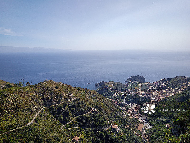 齐雷托山上陶尔米纳镇和地平线上的海景图片素材