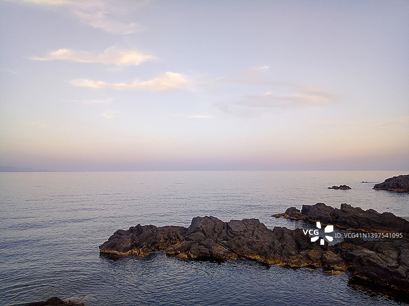 日落时分的海平面岩石全景图片素材