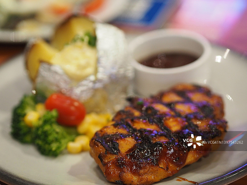 烤土豆奶酪鸡排配西兰花、玉米和新鲜番茄图片素材