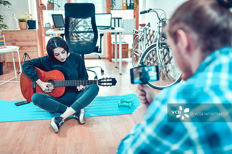 哥特风女孩弹吉他，男友录制视频图片素材