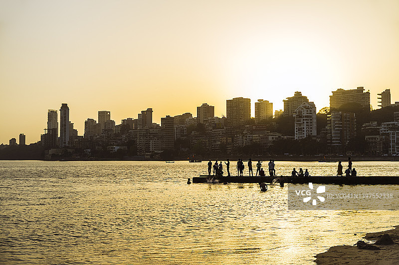日落时分的孟买马拉巴山天际线图片素材
