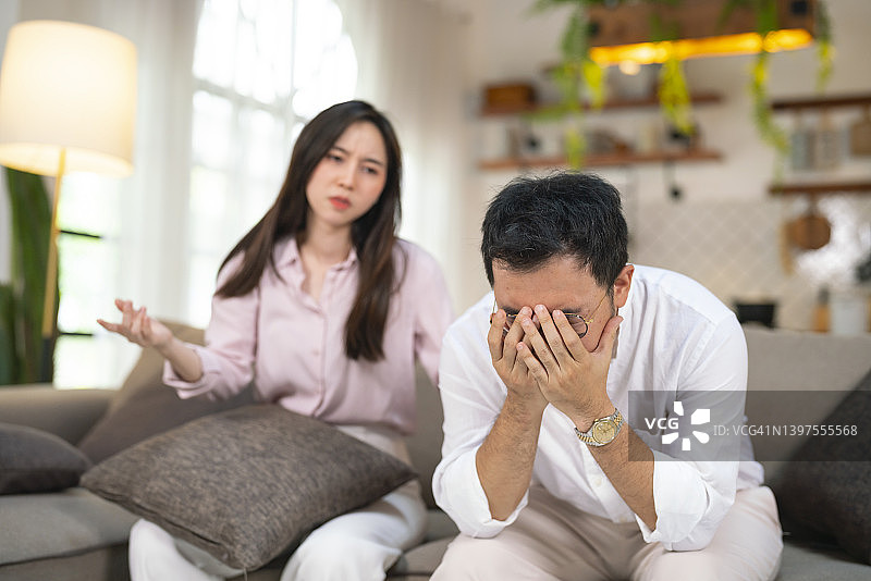 争吵、互相指责的焦虑的年轻已婚夫妇图片素材