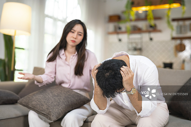 争吵、互相指责的焦虑的年轻已婚夫妇图片素材