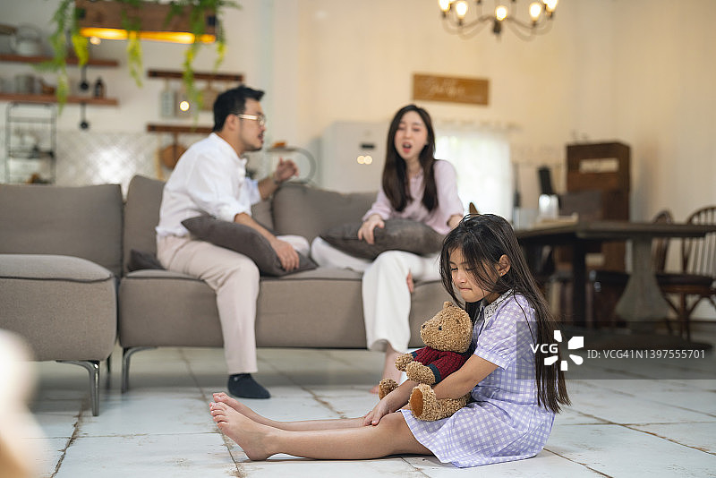 父母争吵时哭泣并捂住耳朵的女童图片素材