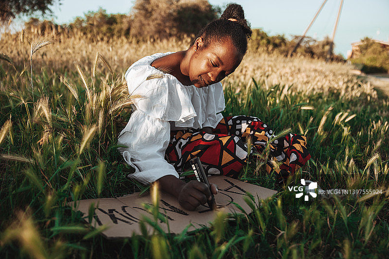 在标语牌上写信息的女人图片素材