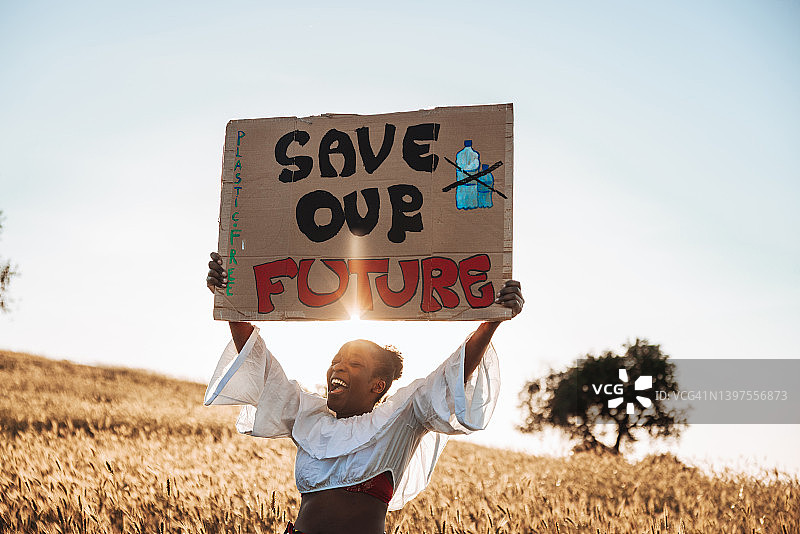 站在大自然中，传递提高气候变化意识信息的女人图片素材