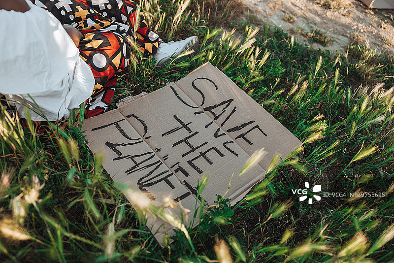 在标语牌上写信息的女人图片素材