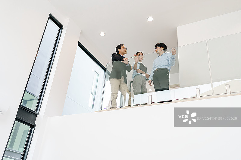 房地产经纪人向客户展示新房图片素材