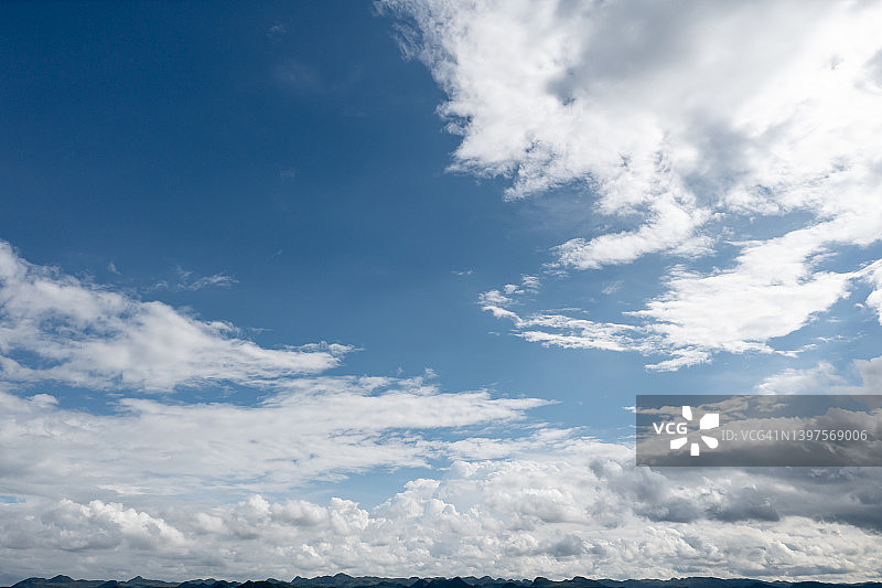 广阔天空中的蓝天白云图片素材