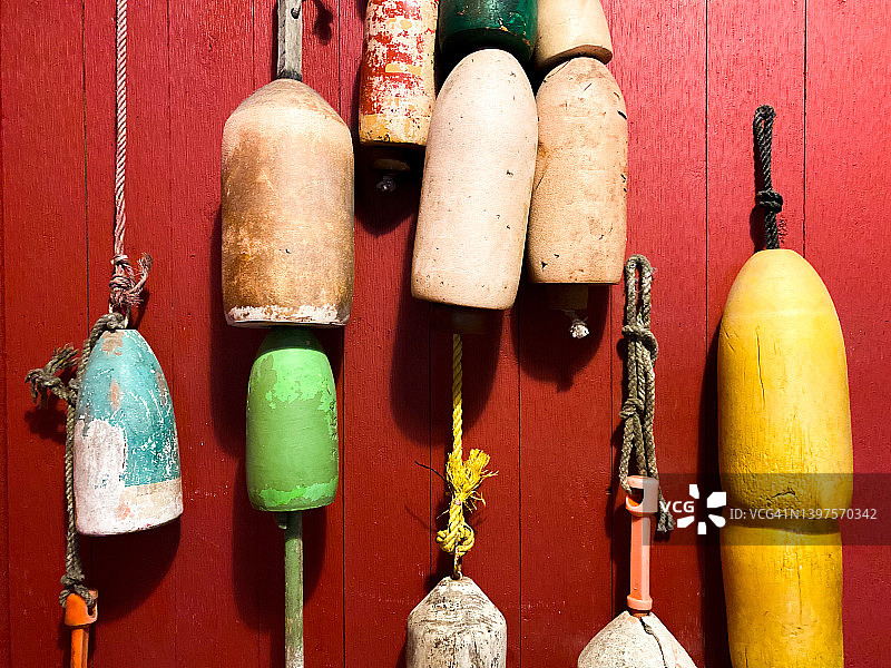 鲜红色背景上的古董龙虾浮标墙面装饰图片素材