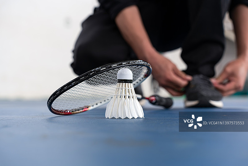 地上的球拍和羽毛球图片素材