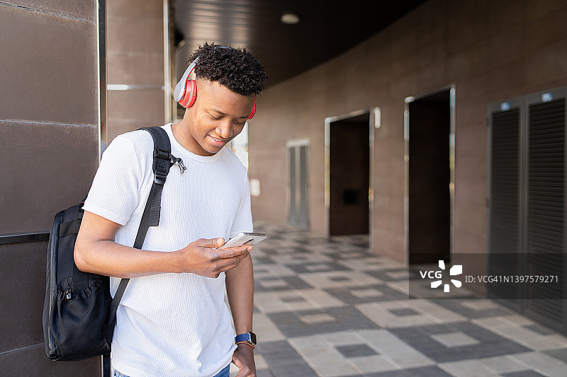 有皮肤瑕疵的厄瓜多尔年轻学生图片素材