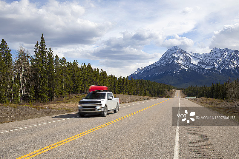 高速公路上的汽车图片素材