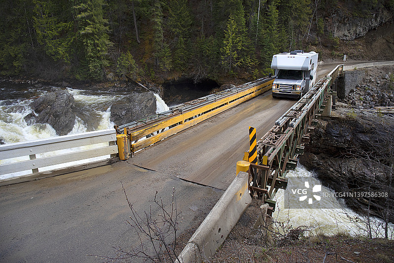 卡车露营车过桥图片素材