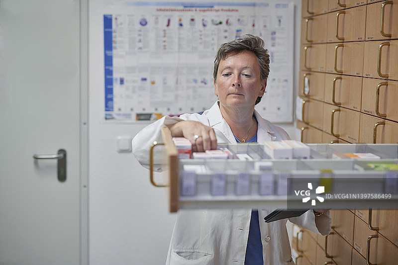 药剂师使用平板电脑进行库存控制图片素材