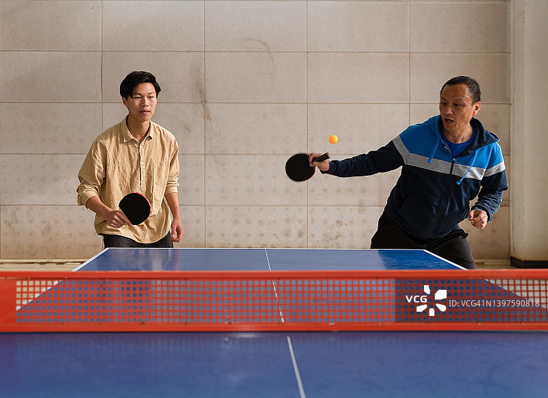 两位亚洲男人在打乒乓球图片素材