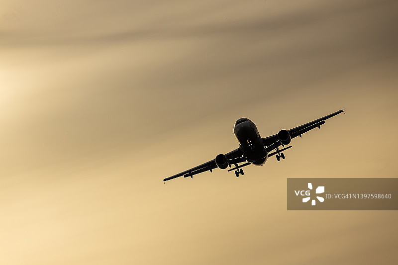 日落时分的天空飞机图片素材