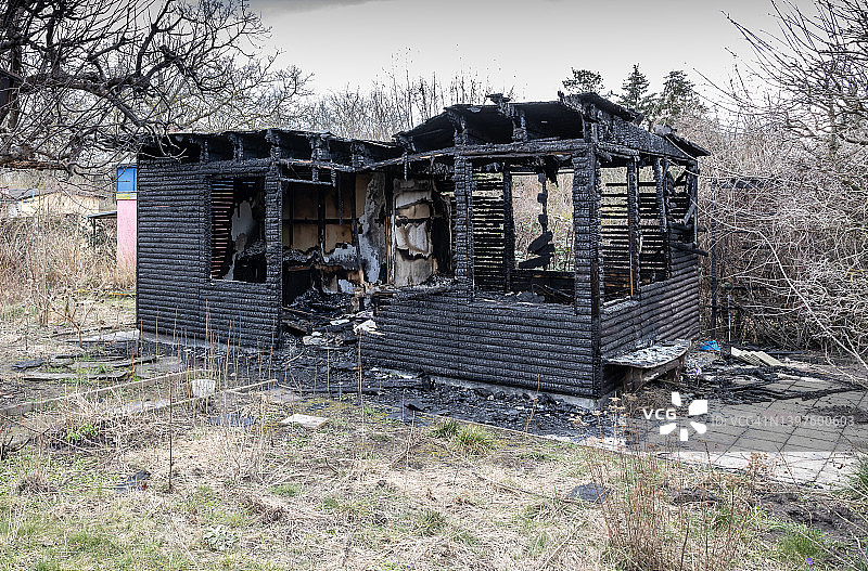 废弃区域上烧毁的小屋图片素材