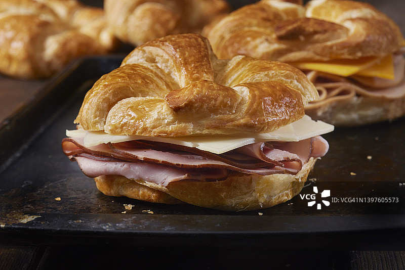 火腿瑞士奶酪羊角三明治图片素材