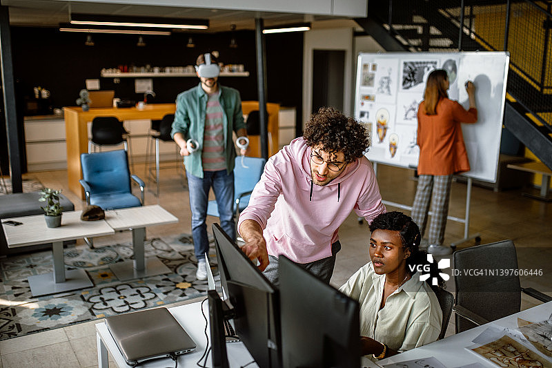 一群年轻设计师在办公室使用笔记本电脑工作图片素材