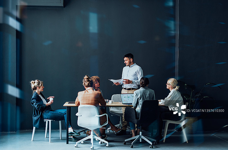 一群在公司开会的商务人士图片素材