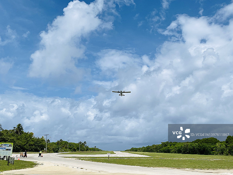 在小开曼岛跑道上起飞的飞机，开曼群岛图片素材