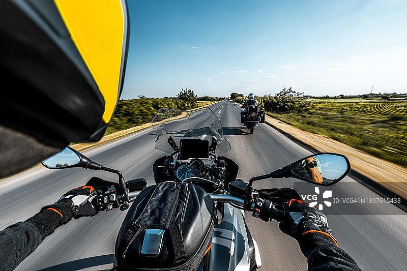骑行者视角下的自然公路探险之旅图片素材