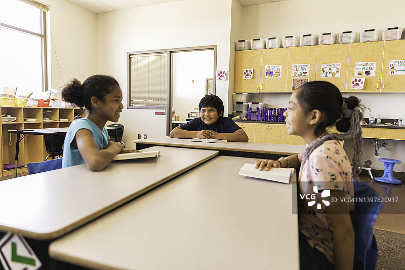 课堂上的小学生图片素材