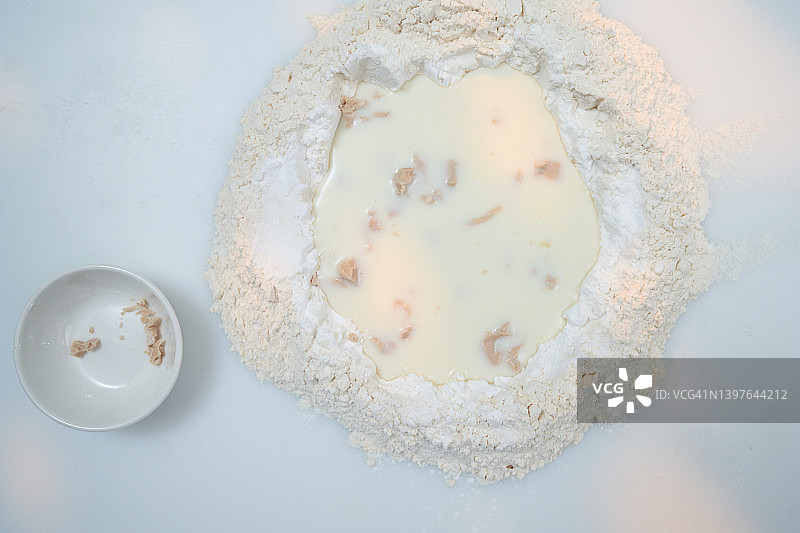 面粉、淀粉、牛奶和酵母图片素材