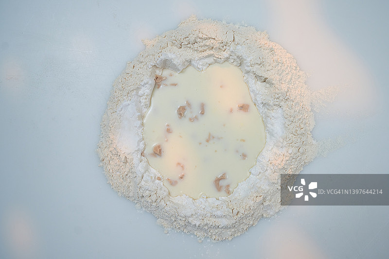 面粉、淀粉、牛奶和酵母图片素材