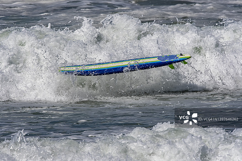 失控的冲浪板图片素材