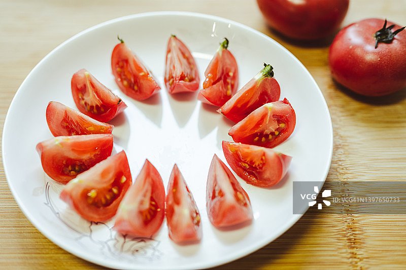 盘中番茄切片特写图片素材