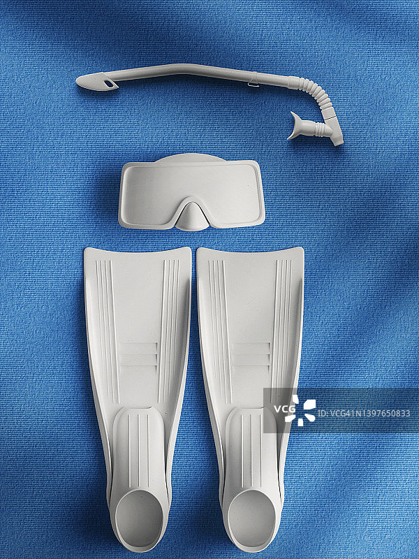 蓝色背景下的浮潜设备顶视图图片素材